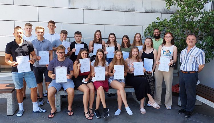 Schülerinnen und Schüler der 4. Jahrgänge der HAK Leibnitz absolvierten den Check mit sehr guten Leistungen