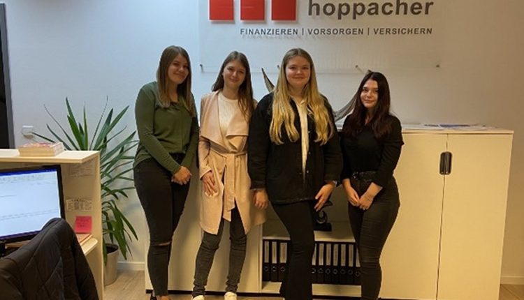 Schülerinnen der HAK Leibnitz bei Hoppacher - Der Makler