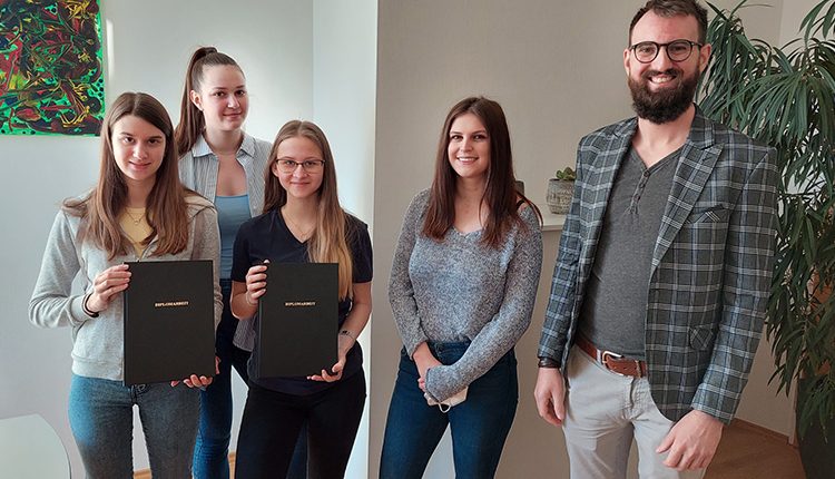 Schülerinnen der HAK Leibnitz übergeben stolz ihre Diplomarbeiten