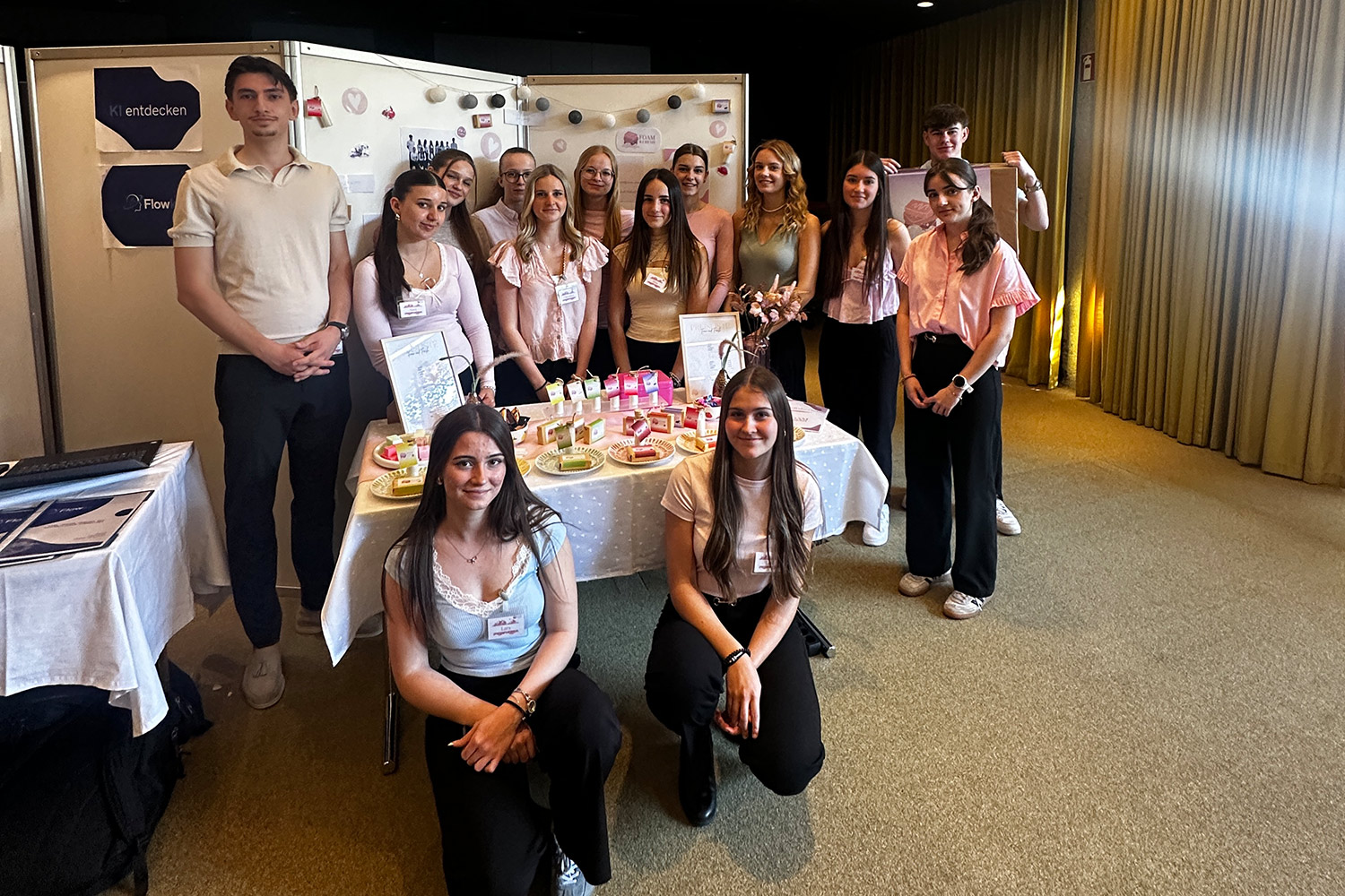 Schülerinnen und Schüler des Ausbildungsschwerpunkts Entrepreneurship und Multimedia mit ihrer erfolgreichen Junior Company Form&Fresh nehmen am steirischen Landeswettbewerb der Junior Companies in Graz teil.