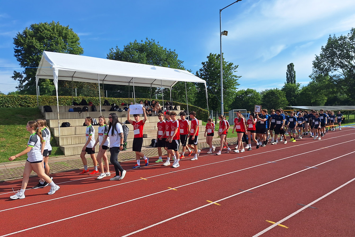 Schüler:innen der HAK/HAS Leibnitz nehmen am Bezirkssportfest 2026 teil.