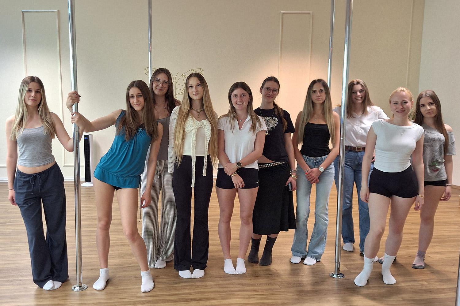 Schüler:innen der HAK Leibnitz sammeln im Rahmen des Sportunterrichts Erfahrungen in der Sportart Pole-Dance