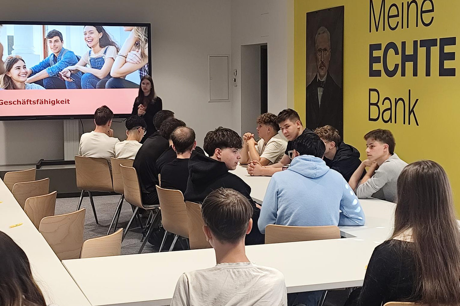 Schüler:innen beim Vortrag zum Thema Finanzbildung bei der Raiffeisenbank Leibnitz