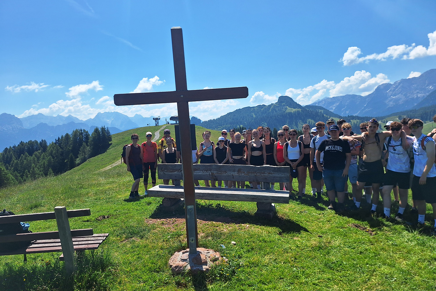 Sommersportwoche der 3. Jg. der HAK Leibnitz, Schüler:innen beim Gipfelkreuz