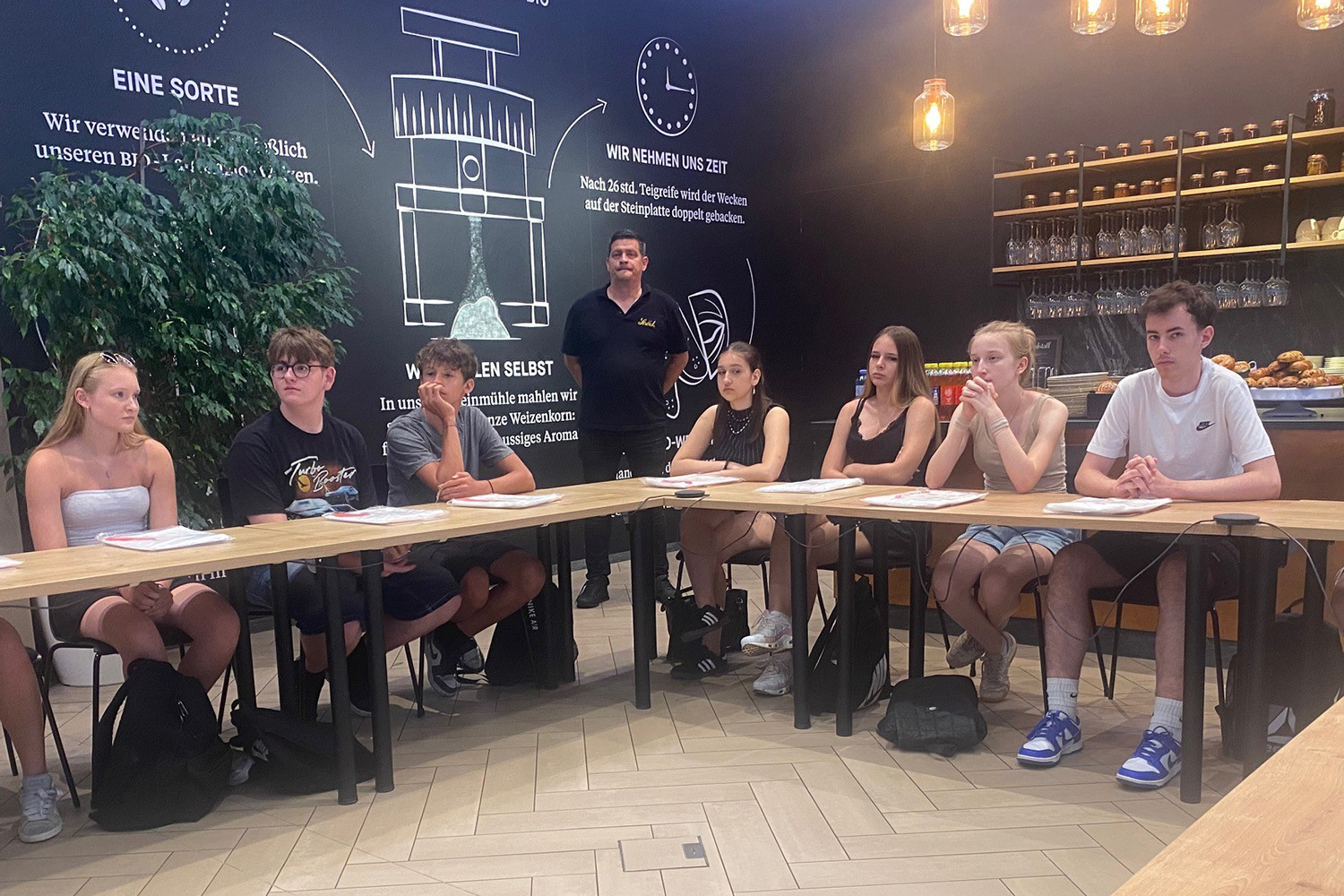 Schüler:innen der HAK/HAS Leibnitz bei der Bäckerei Ströck in Wien