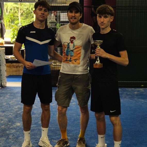 Trophäenübergabe an jungen Tennisspieler in Wien