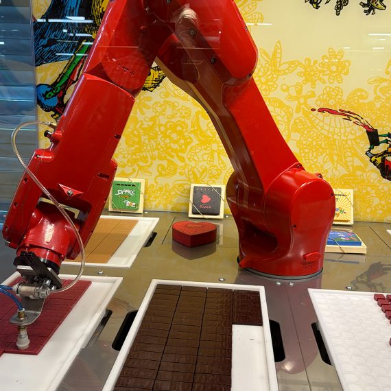 Roter Roboterarm produziert Schokoladentafeln in Wien