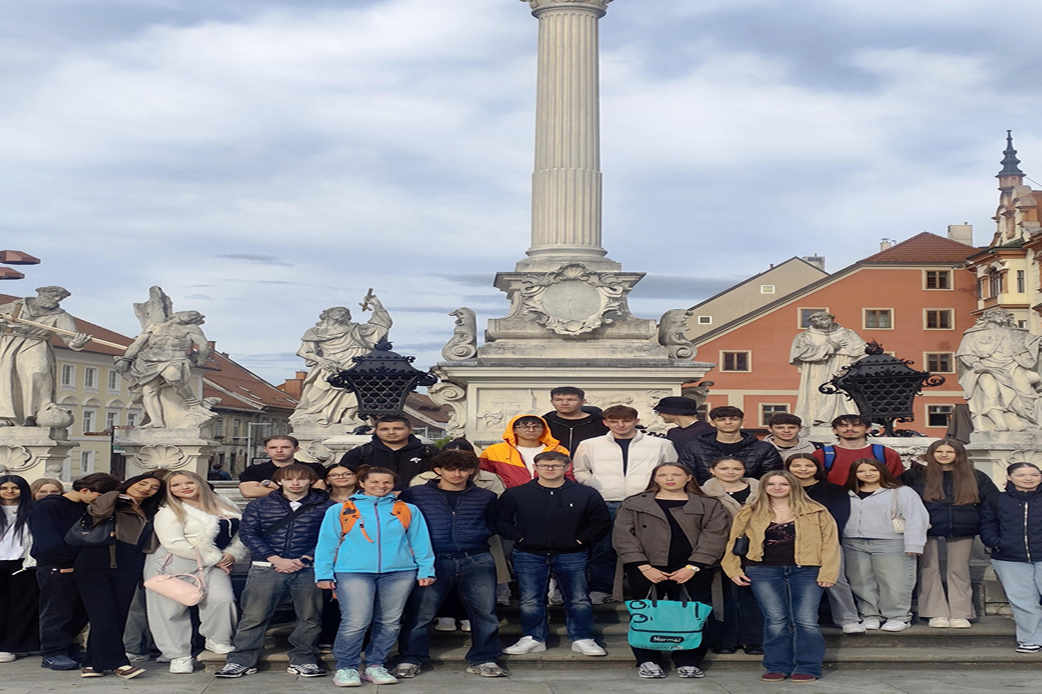 Schülergruppe vor barocker Mariensäule in Graz